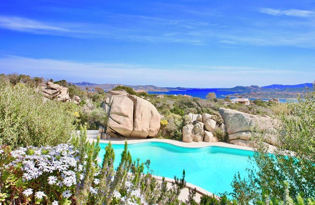 COTTAGE SMERALDA -5pax w/private jacuzzi terrace and shared Pool Seaview