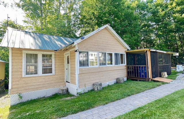 Cottage style Bungalow shared Pool 8 min to bethel woods/10min to world Casino