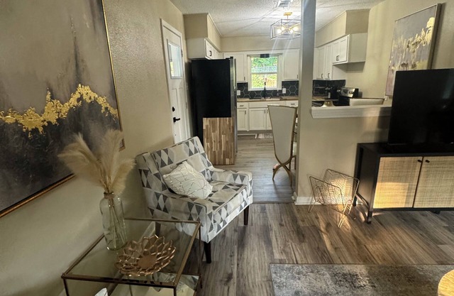 Cottage style home close to downtown and pet friendly