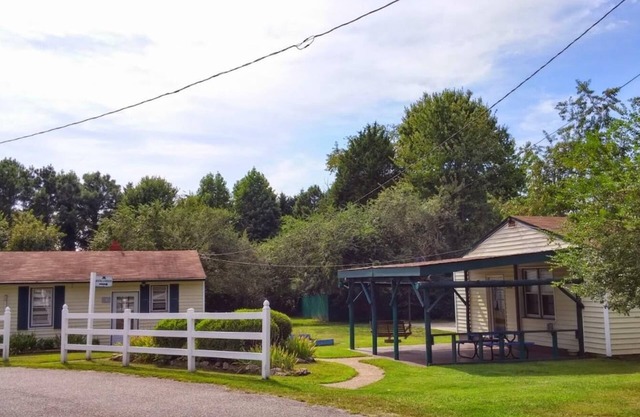 Cottage - Williamsburg Pet-Friendly Getaway – Heated Pool, Free Game Room, Near Parks