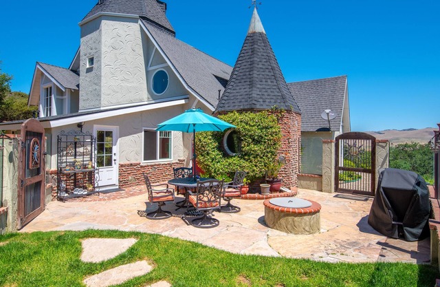 Country Castle: 4 acres, Gorgeous Views, Close to Town and Ocean