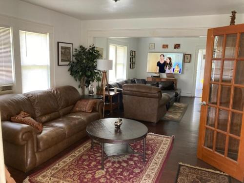 - Country House on 1 Acre 4 Beds Great for Events or a quiet weekend!