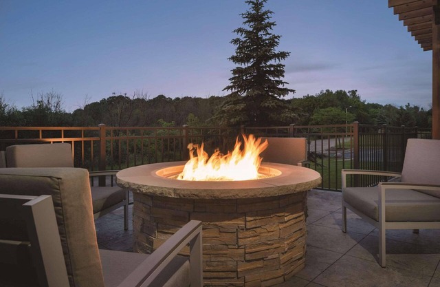 Country Inn & Suites by Radisson, West Bend, WI