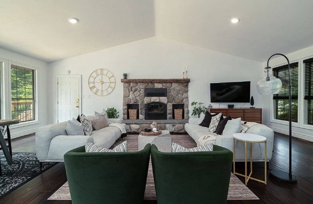 County gem centrally located w/fireplace & hot tub