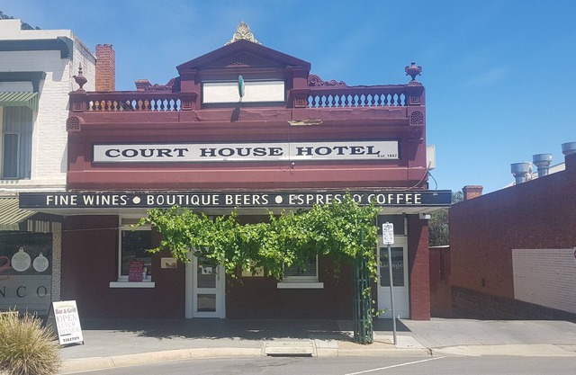 Courthouse Bar & Grill