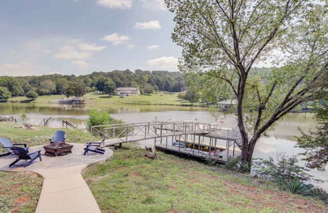 Cove Life Cabin on the Lake!