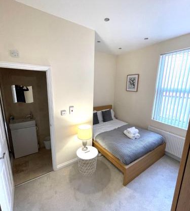 Coventry Large 4 Bath House 4 Bedroom 4 Sleeps 4 Person Suitable for NEC BHX Rugby Solihull Warwick Contractors Ricoh Arena NHS Short & Long Business Stays , Close to City Centre High Speed Wifi
