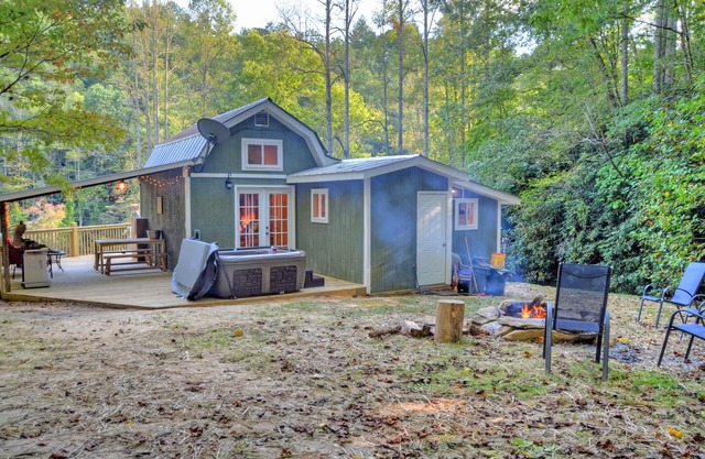 Covered porch with grill, Hot Tub, Firepit, Pet friendly, Close To NOC & Tsali