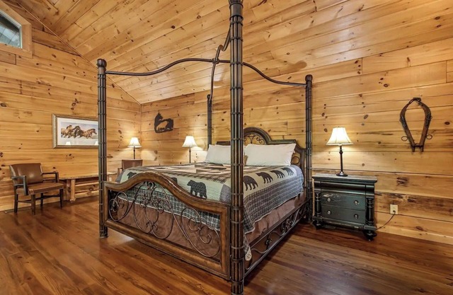 Cowboy cabin. Modern log cabin spacious studio with HOT TUB that will take you back in time.