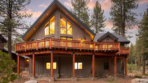 Coyote Moon by AvantStay Cabin WSauna Mins from DT Truckee NorthStar