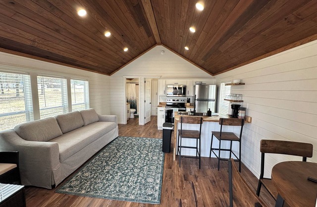 Cozy 102 Cabin 1 bdrm on Smith Lake Located beside Smith Lake Park Boat Ramp
