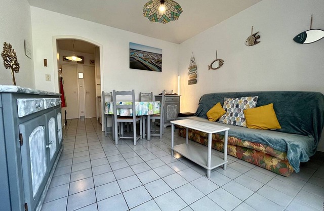 Cozy 1BR Apartment Near Beach & Shops – Sleeps 3, Parking Included