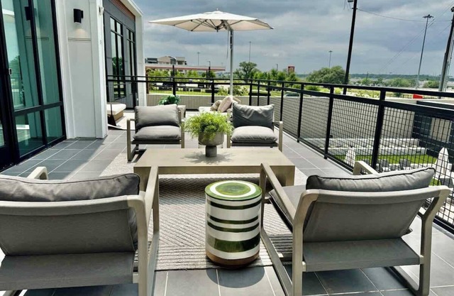 Cozy 1BR Near Domain Pool &Gym