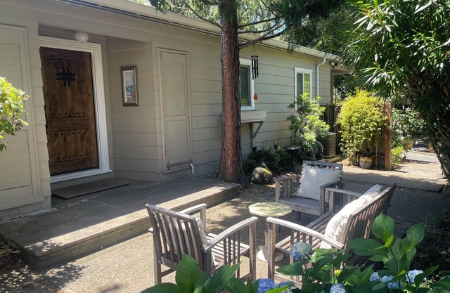 Cozy 2-bedroom 2- bathroom house with beautiful garden/great location!