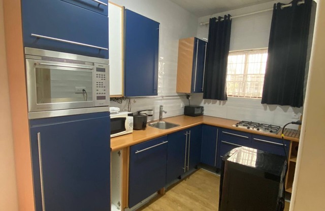 Cozy 2-bedroom apartment in charming Paramaribo with AC, WiFi