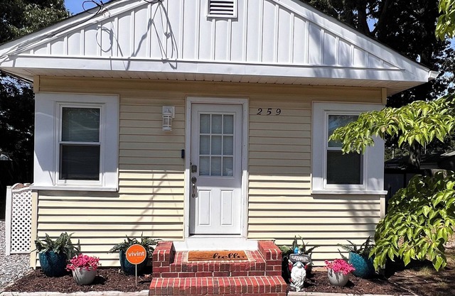 Cozy 2-bedroom bungalow located within 15 minutes to Wildwoods & Cape May!
