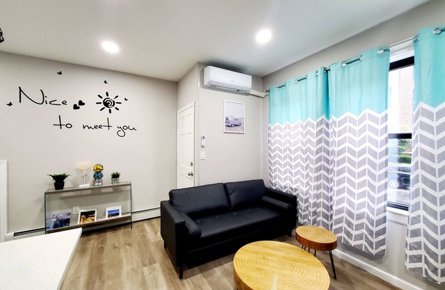 Cozy 2 bedroom close to everything