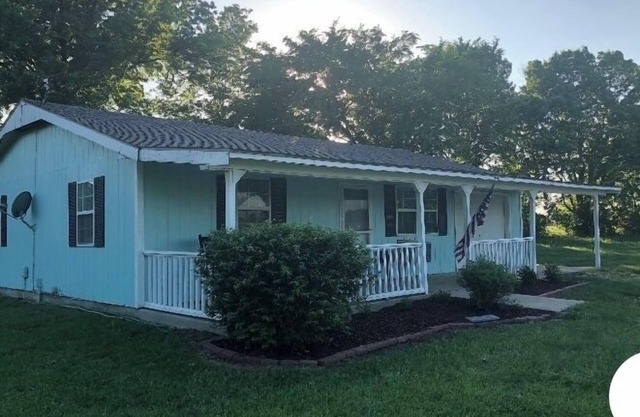 Cozy 2 Bedroom Country Cottage North of Parsons . Sleeps up to 5 people.