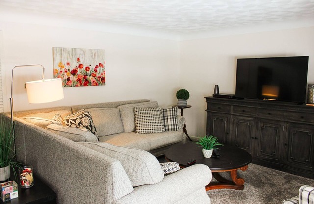 Cozy 2 Bedroom Home Downtown Defiance!