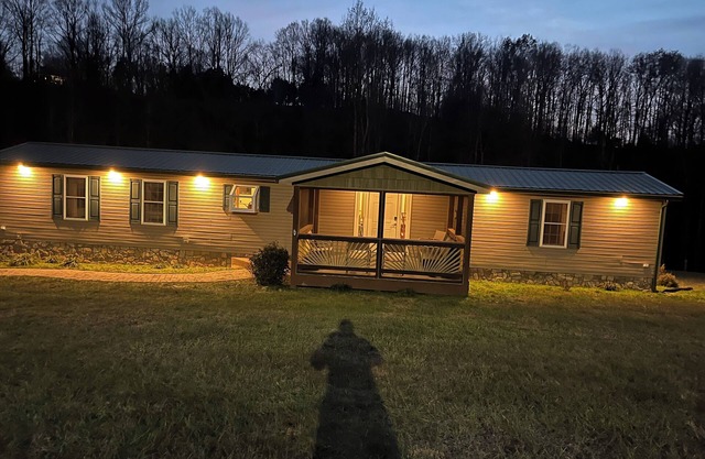 Cozy 2-bedroom house in nice Moneta with WiFi, AC, privacy and convenience.