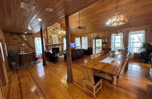 Cozy 2-bedroom lodge in enjoyable Cut Off with WiFi, AC