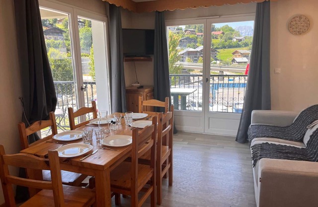 Cozy 2-Room Cabin Apartment, Sleeps 6, Near Ski Lift with Pool and Ski Locker