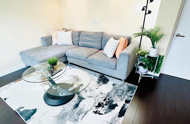 COZY 2bed-2bath independent walkout suit holiday home in Delta.