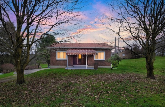 Cozy 2BR Home: With Lake Access and Work Space