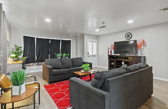 Cozy 2BR in Sunny Carmichael | Netflix | Work Desk