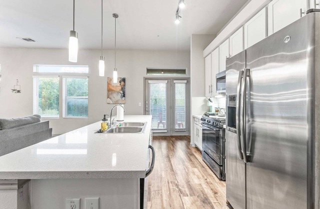 Cozy 2BR Suite Close to Downtown w Fast Wifi