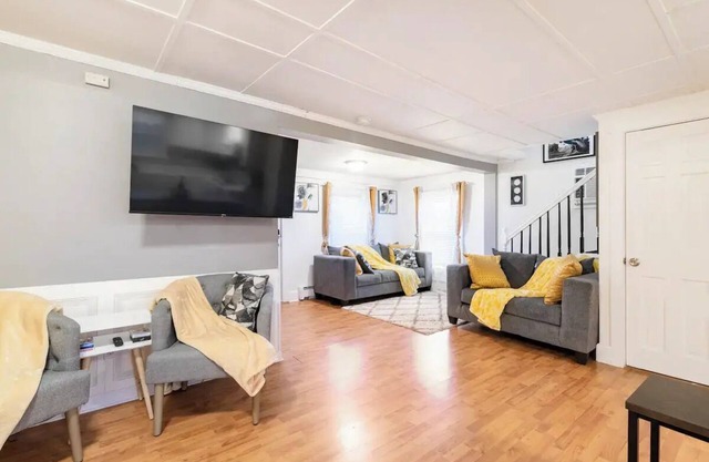 Cozy 3 bd Cottage w/access to private lake