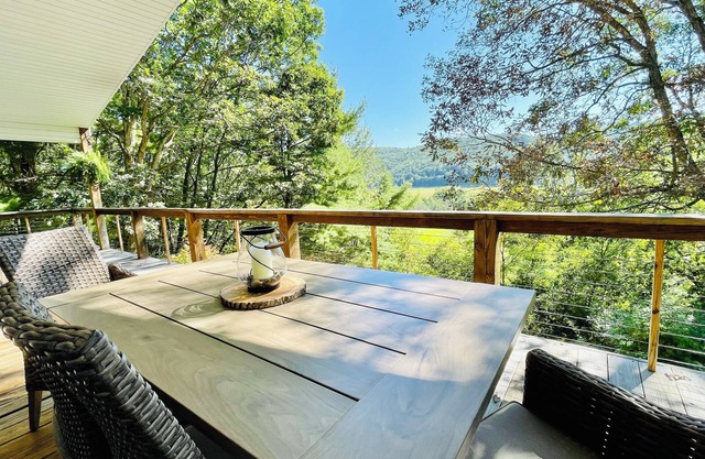 Cozy, 3 Bed, 2.5 Bath, WV mountain escape w/hot tub, fireplace, mountain view