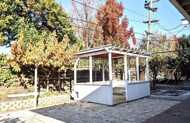 Cozy 3 bed-2 bath home with sunroom and access to parks and Class A retail 😊