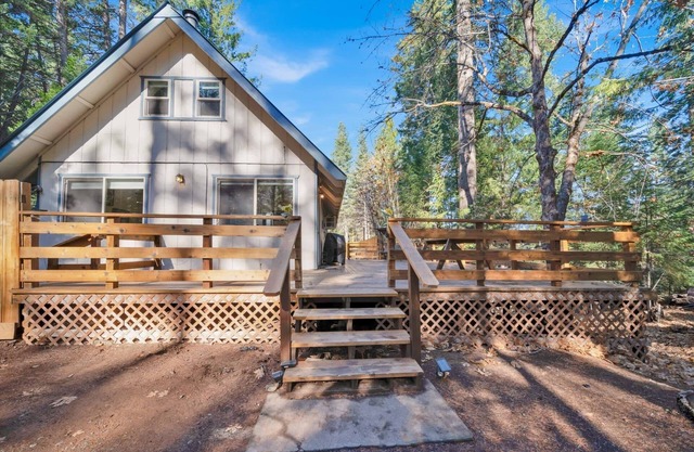 Cozy 3-bedroom cabin in beautiful Trinity Center with WiFi, AC