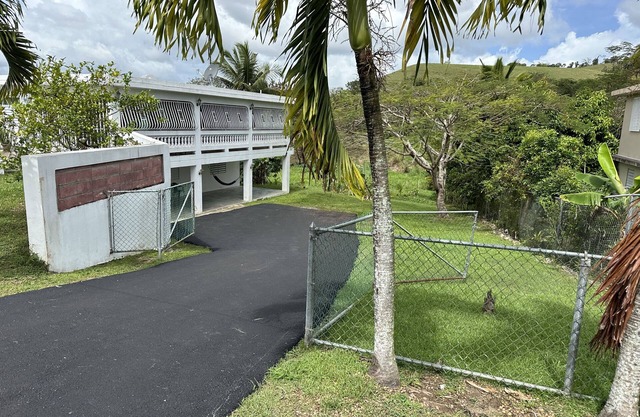 Cozy 3 bedroom near El Yunque rainforest, central location to visit beaches!
