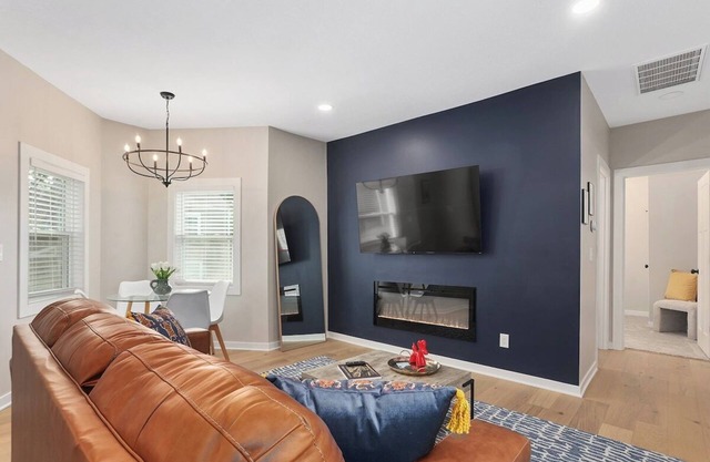 Cozy 3BR KingBed|GameRoom+HotTub|Walkable to DT LS