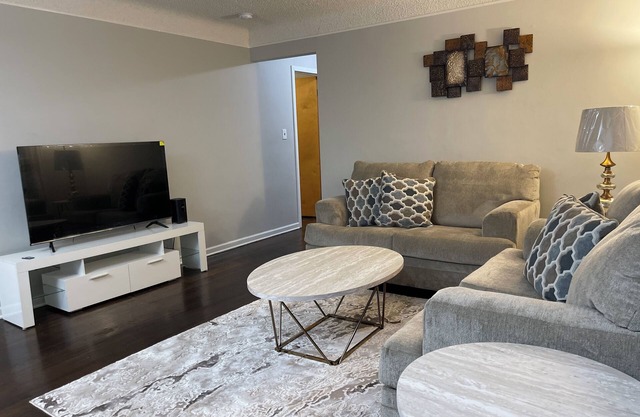 Cozy 3BR Ranch with Park & Tennis Court, Free Wi-Fi!