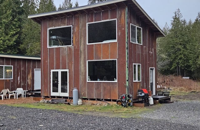 Cozy 40 Acre Homestead Cabin w/360 Views + Soaker Tub!