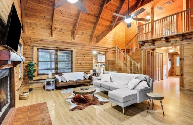 Cozy 4BR Cabin with pool, BBQ