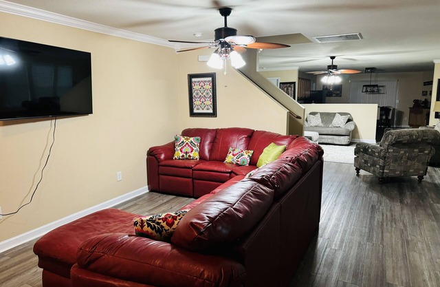 Cozy 5 bedroom/9 beds, 3 full baths with game room