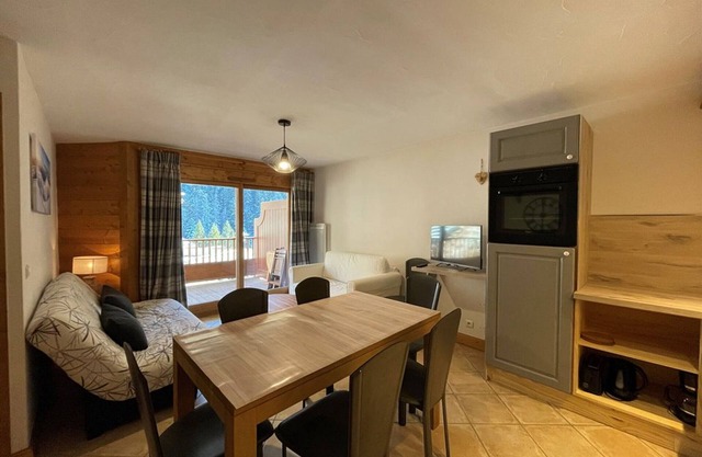 Cozy 6-Person Apartment with Pool, Balcony, and Parking in Crest-Voland