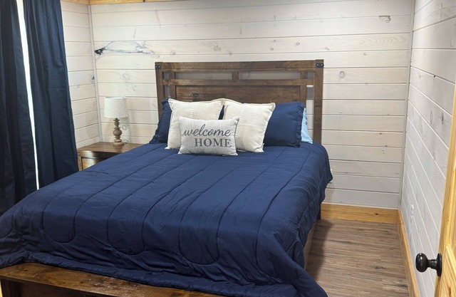 Cozy 6 person cabin with swim up tiki bar and hot tub!