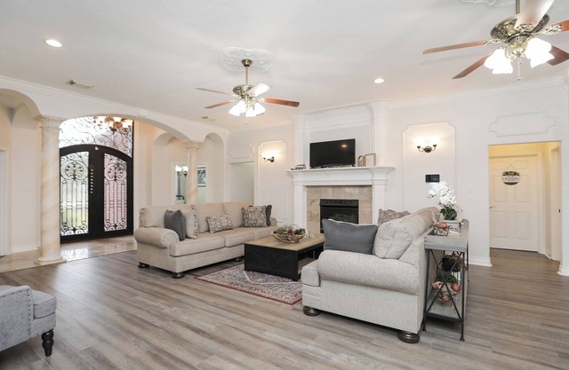 Cozy 8BR Rustic House near IAH & Downtown Sleeps 19, Event-ready, Spacious Yard