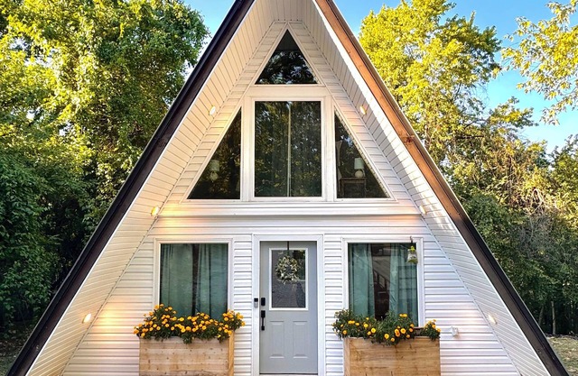 Cozy A-Frame Retreat by Beaver Lake, Minutes from Downtown Rogers