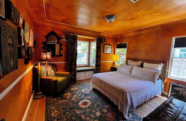 Cozy and Charming Artist home near downtown