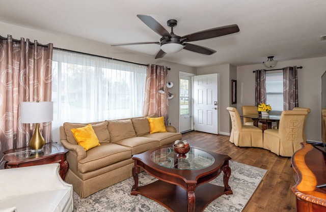 Cozy and relaxing 2br w/private back patio for outdoor dining