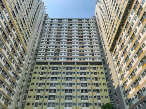 Cozy and Restful Studio LRT City Sentul - Royal Sentul Park Apartment By Travelio