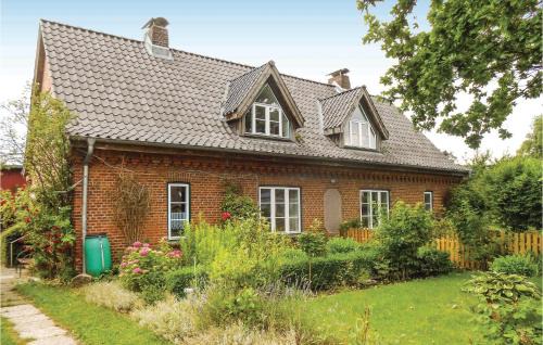 Cozy Apartment In Flüggendorf With Wifi