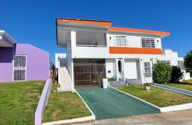 Cozy apartment on a 2nd floor close to beaches, restaurants, shopping, and more