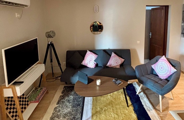 Cozy apartment/relaxing terrace, 10min to Beaches and restaurants